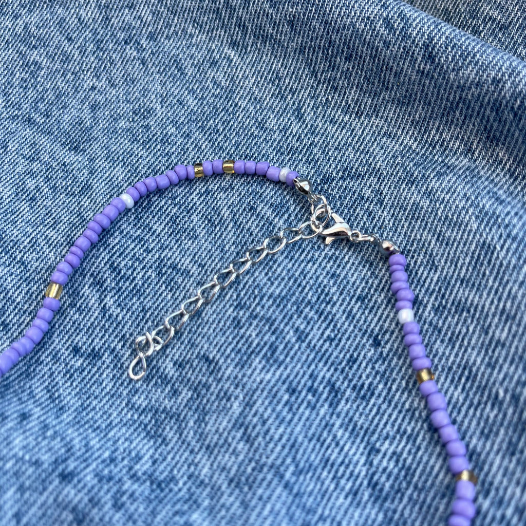 Collier violet à perles