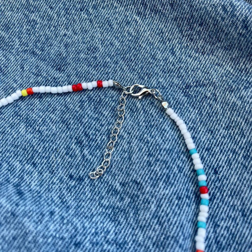 Collier blanc à perles