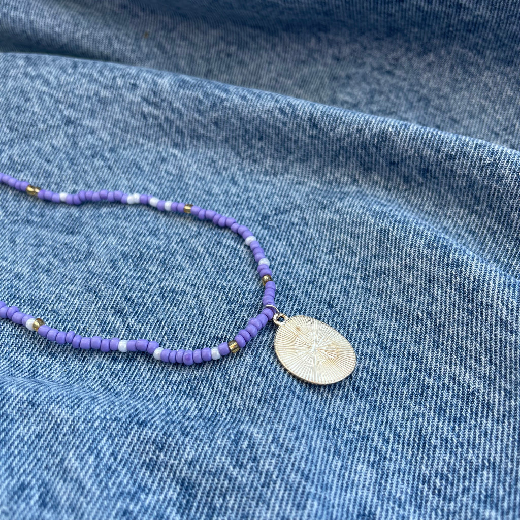 Collier violet à perles