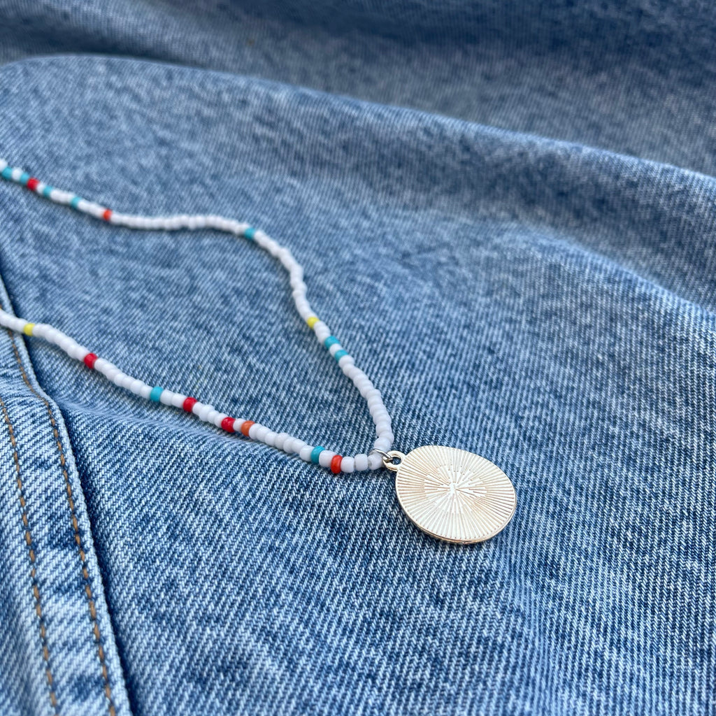 Collier blanc à perles