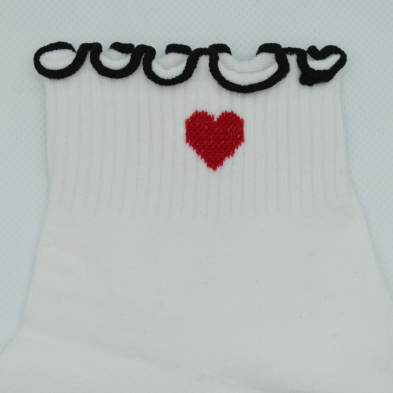 Chaussettes hautes blanches avec un coeur brodé à l'arrière en